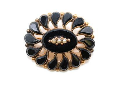 Victorian 10k YG Brooch: 10k yellow gold brooch with a scalloped and openwork border of teardrop-shaped onyx segments surrounding a central onyx plaque set with three seed pearls. 1.25" and 3.6dwt