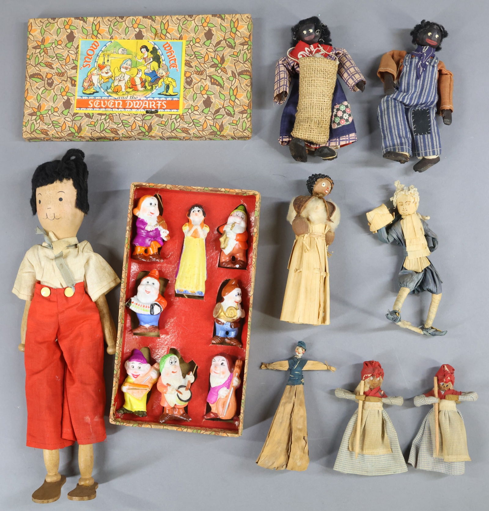 WOODEN & NOVELTY DOLLS. (1 of 11)