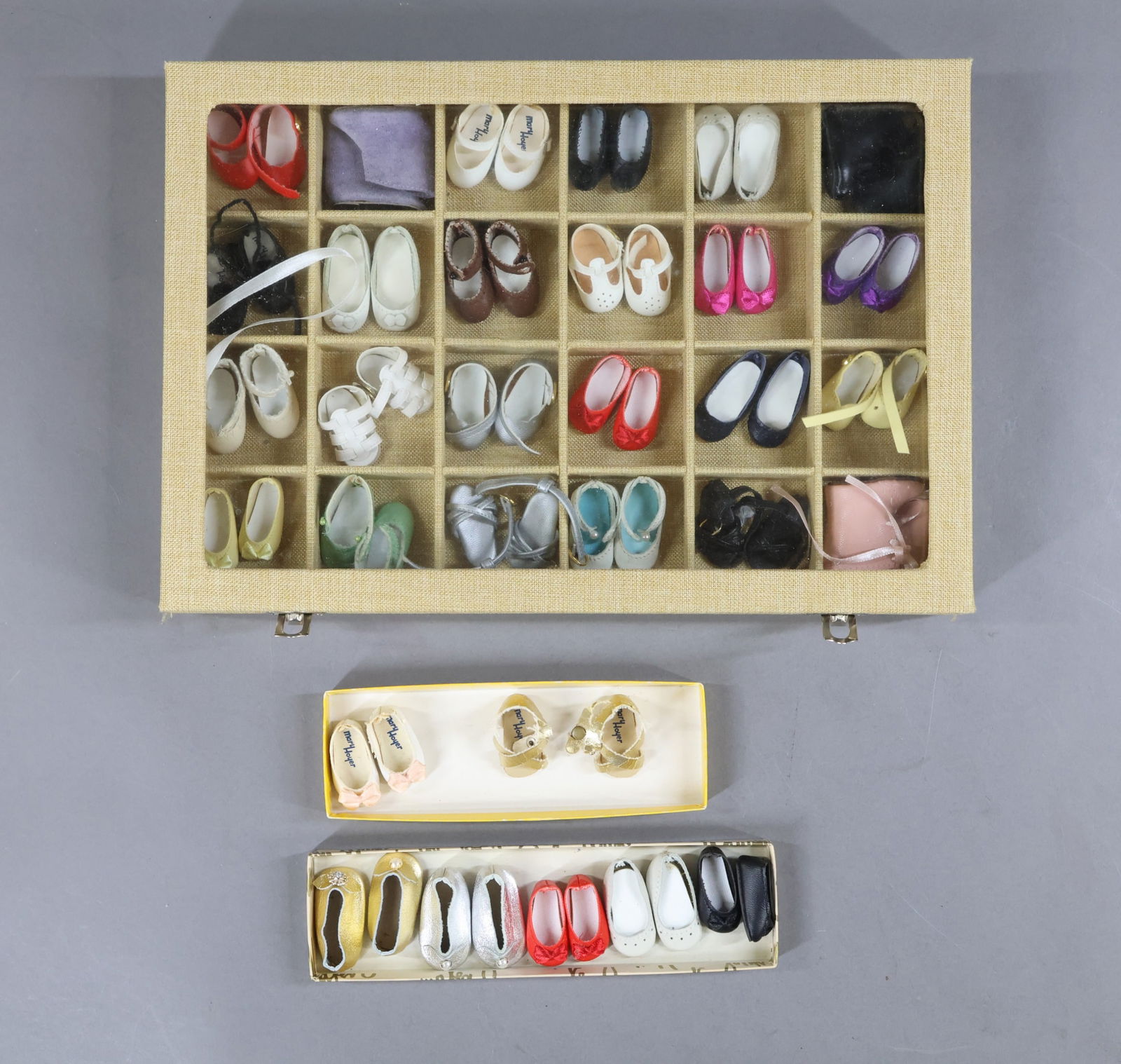 CONTEMPORARY ARTIST DOLLS - CLOTHING. (1 of 4)