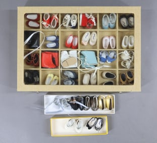 CONTEMPORARY ARTIST DOLLS - CLOTHING.