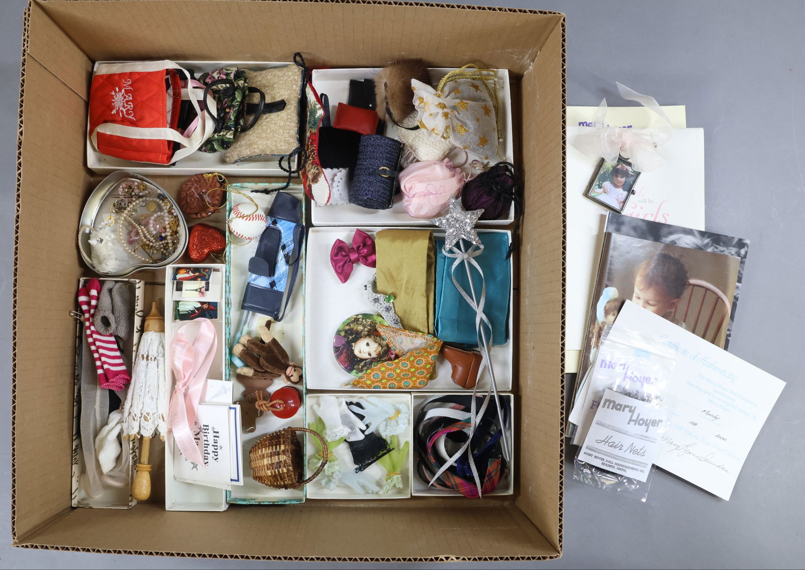 CONTEMPORARY ARTIST DOLLS - ACCESSORIES. (1 of 7)