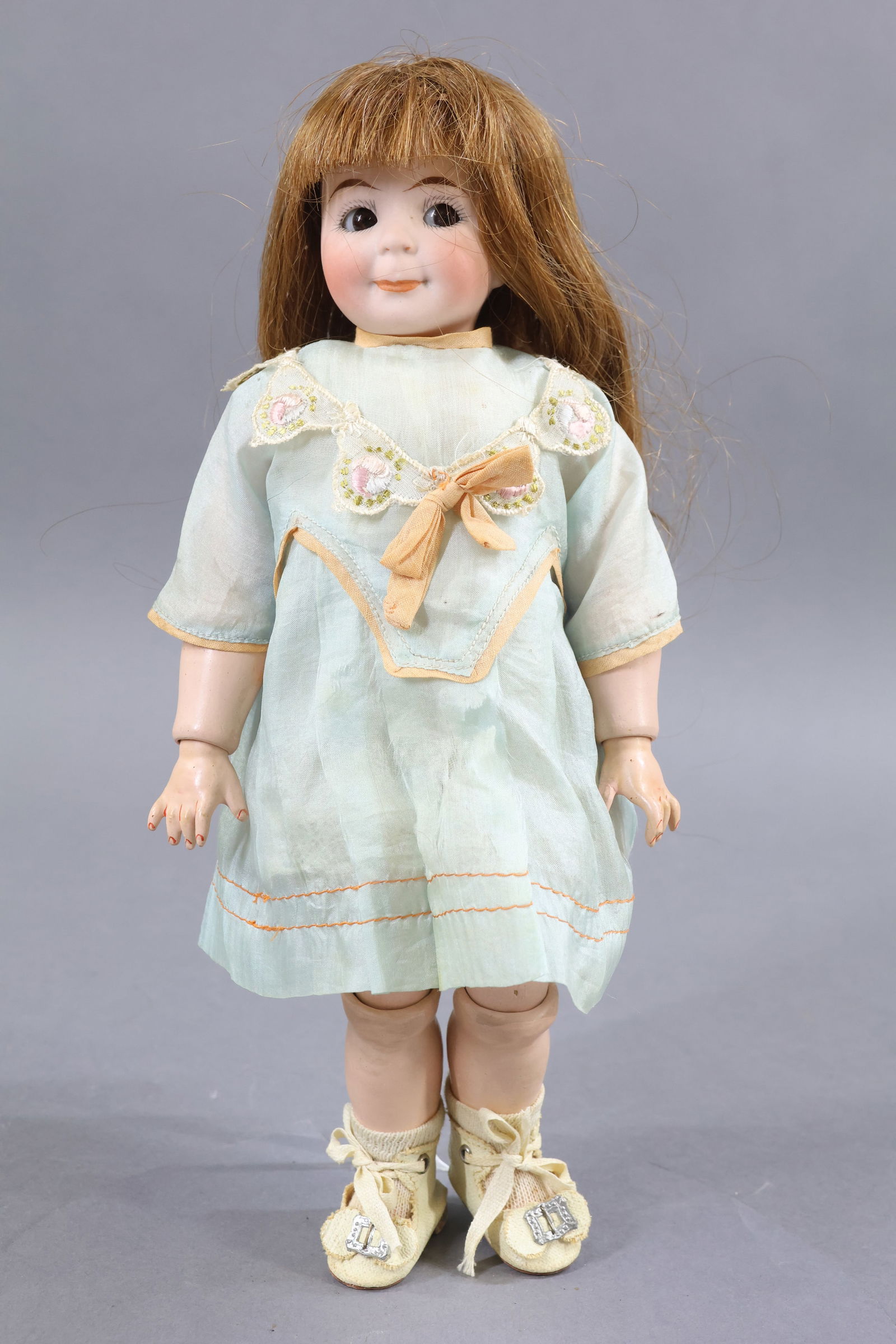 BISQUE GOOGLY EYE DOLLS.: 10 1/2" K * R SIMON HALBIG GERMANY 131 - 21 Googly doll. Blue side glance sleep eyes, almost a watermelon smile. Long brown curly French HH wig. Fully jointed papier mache body. Dressed in antique tis