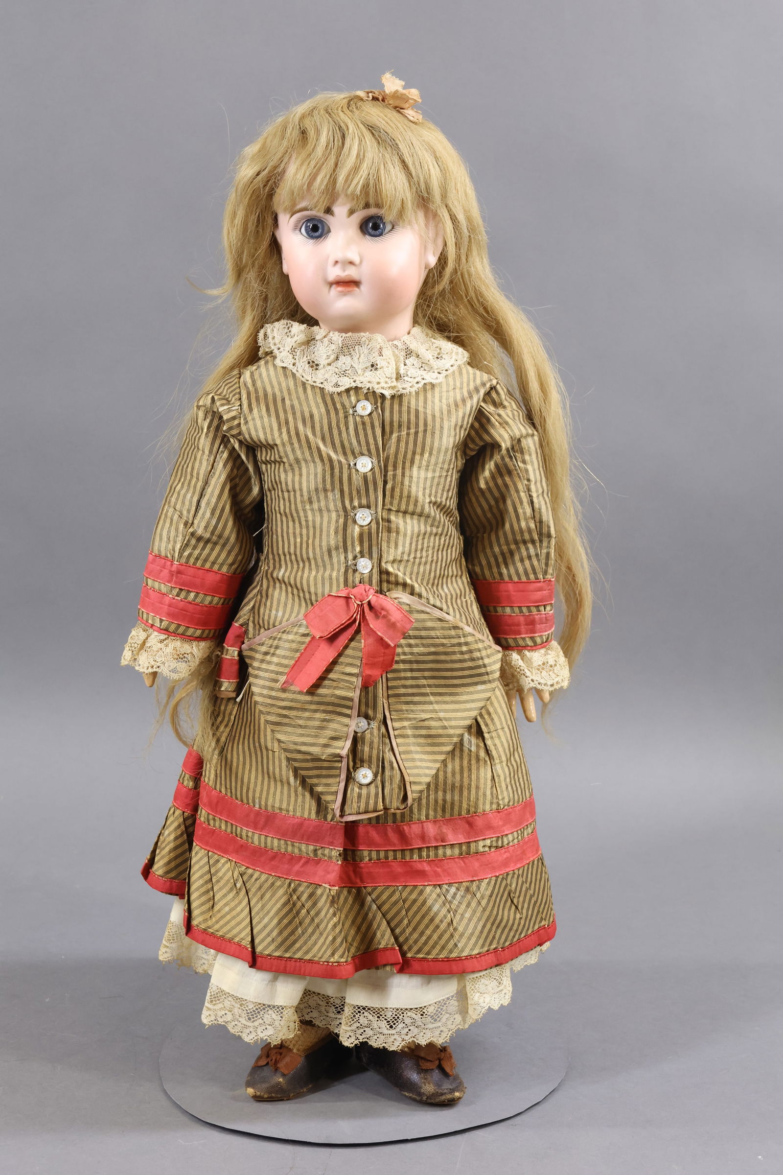 ANTIQUE FRENCH BISQUE HEAD DOLL.: 19" (Red stamp) DEPOSE TETE JUMEAU Bte. S.G.D.G. 8 Doll with blue paperweight eyes, closed mouth, pierced ears, long honey blonde HH wig, cork pate. Original wood/metal spring in head. Papier mache jo