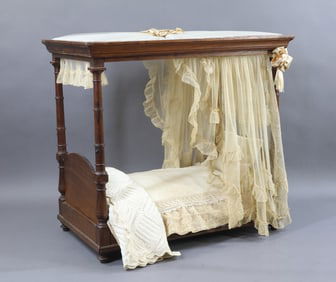 ANTIQUE DOLL FURNITURE.