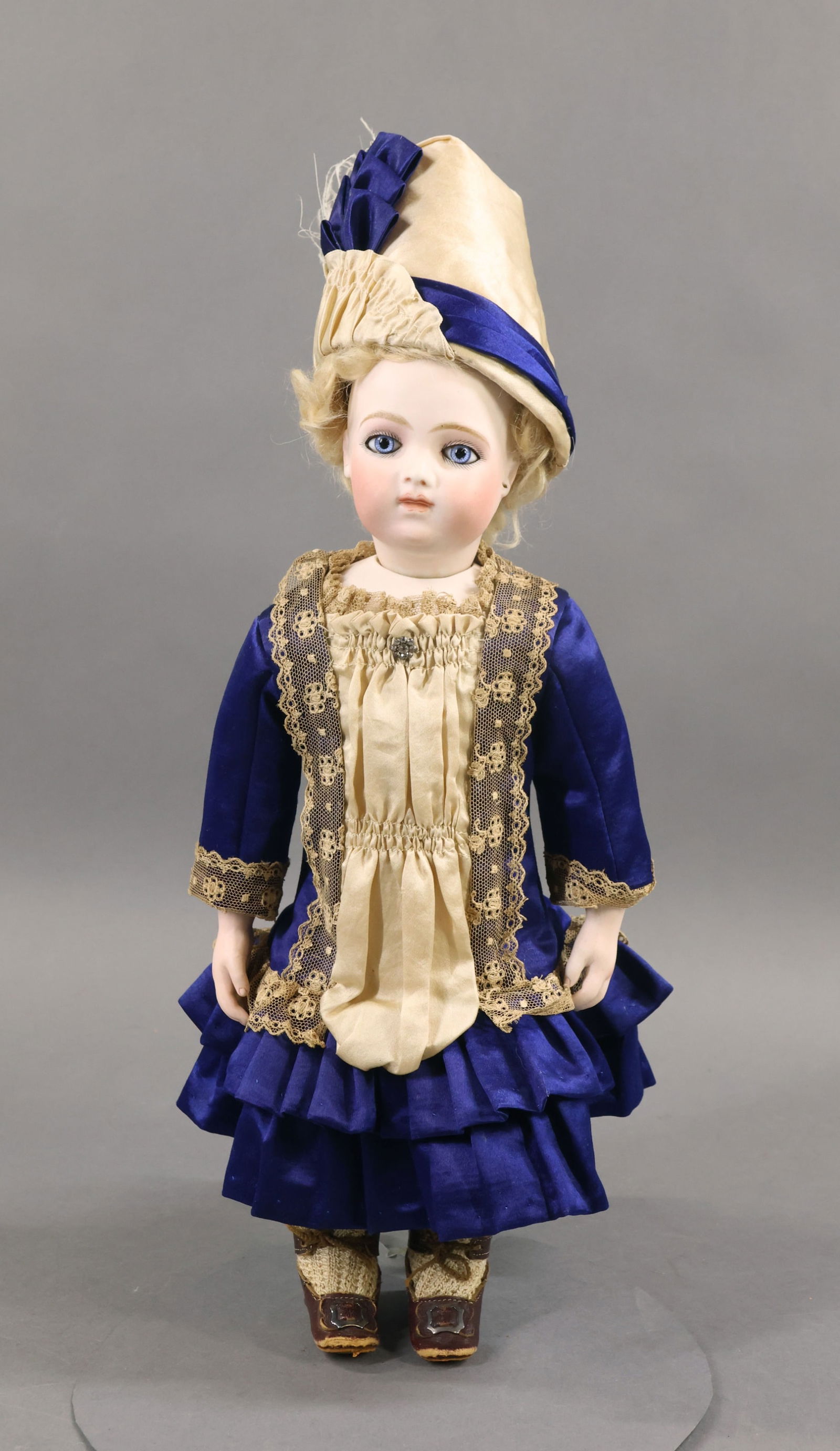 ANTIQUE FRENCH BISQUE HEAD DOLL. (1 of 16)