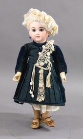 ANTIQUE FRENCH BISQUE HEAD DOLL.