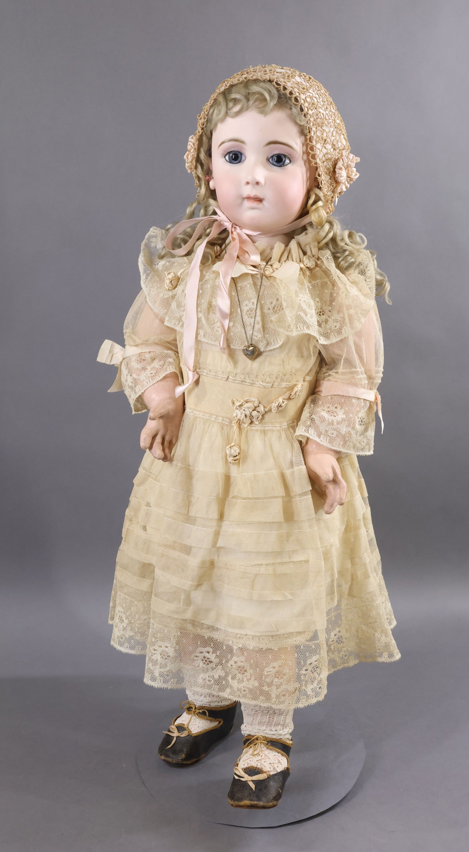 ANTIQUE FRENCH BISQUE HEAD DOLL. (1 of 20)