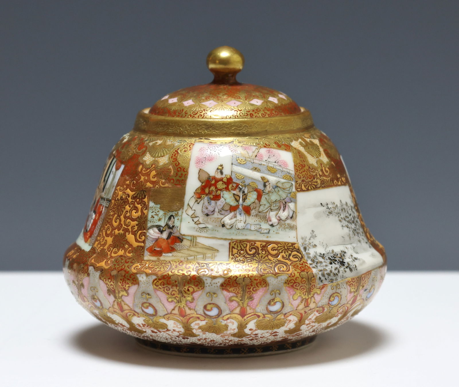 Kaburaki / Kaburagi Japanese Kutani Porcelain Jar (1 of 8)