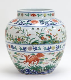 Chinese Wucai Porcelain Vase