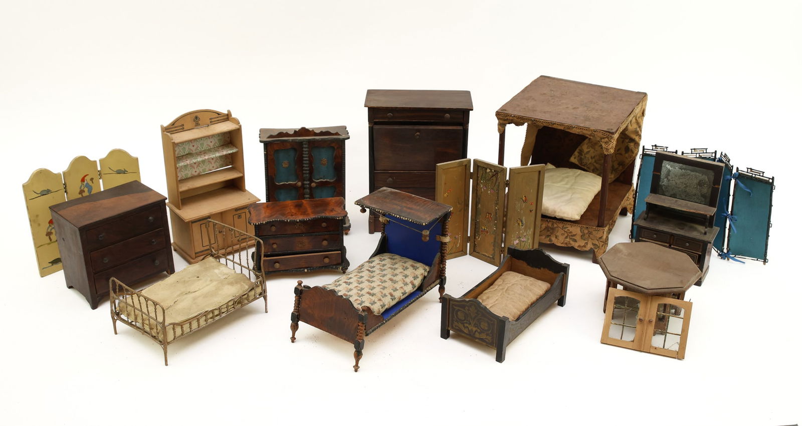 Miniature Doll Furniture (1 of 8)