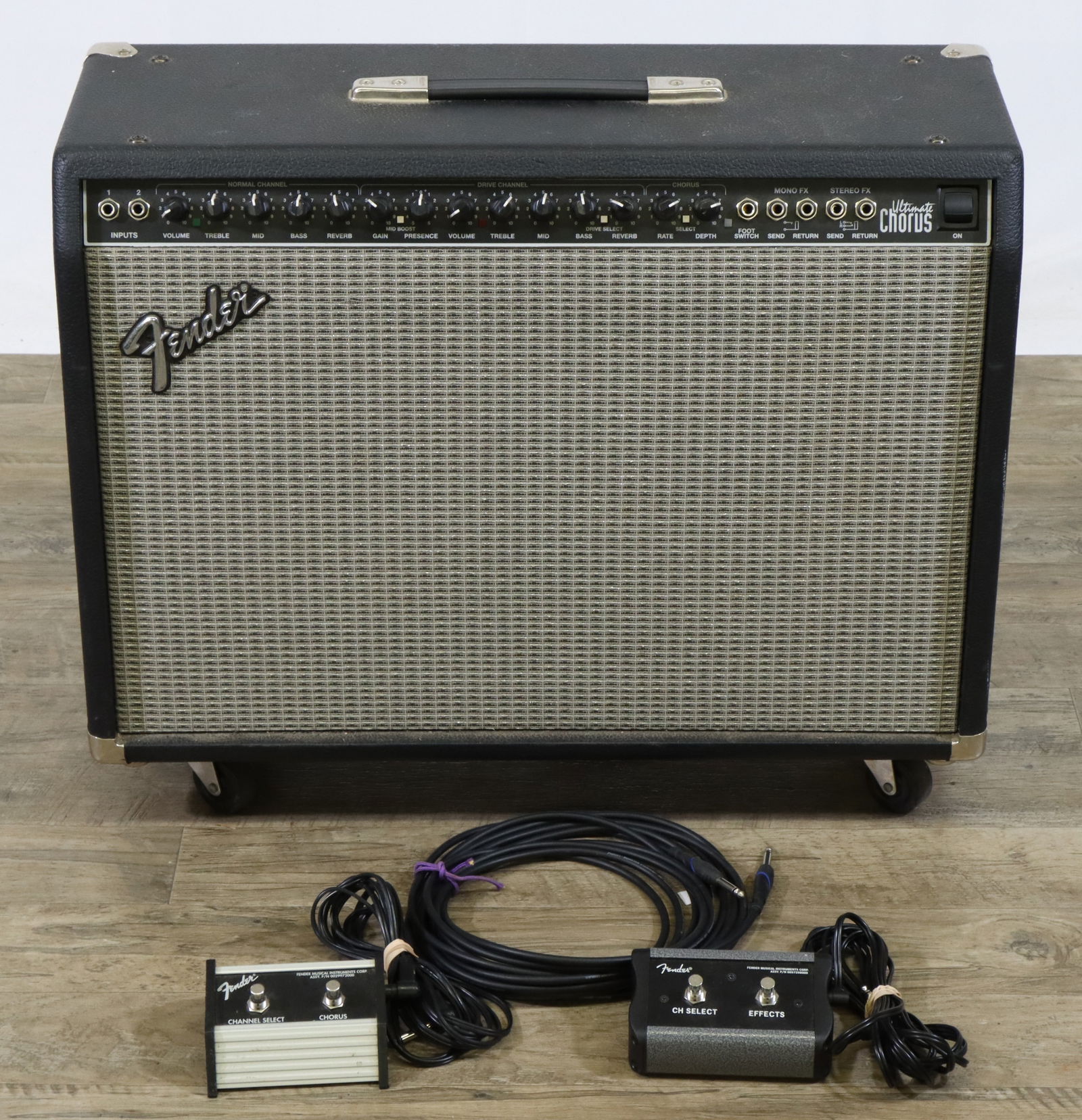 Fender Ultimate Chorus Guitar Amp (1 of 11)