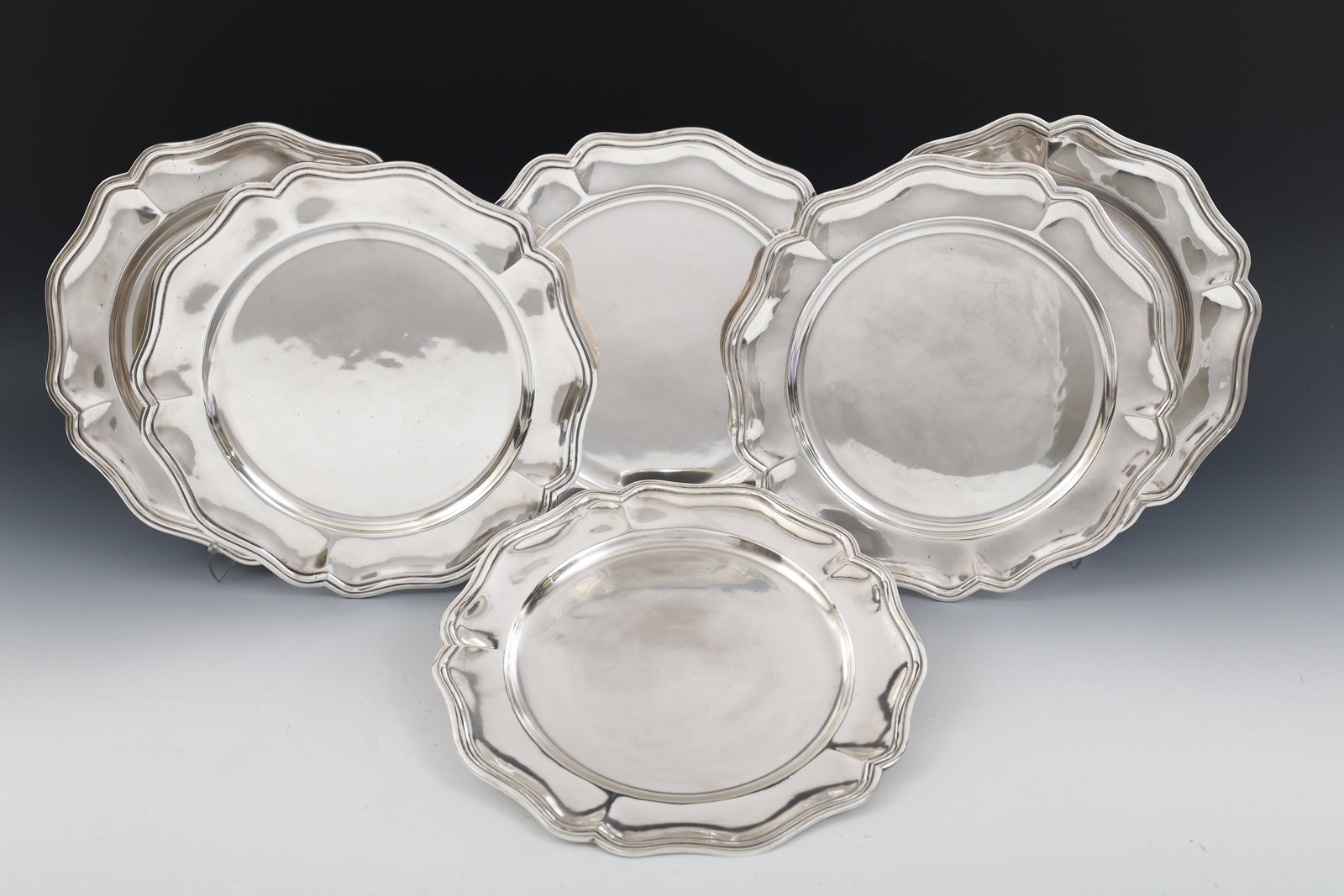 Welsch 900 Silver Dinner Plate Chargers: Peruvian 900 silver chargers for dinner plates, hand hammered and with scalloped and threaded rims. Welsch & Co., late 19th - early 20th C. (6) chargers. 11", and 93.57 ozt