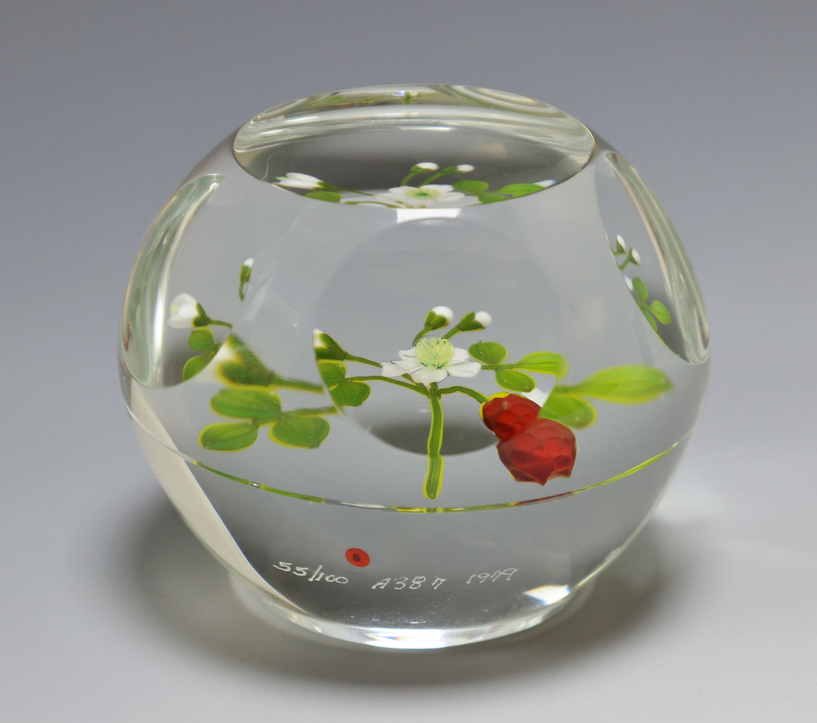 Paul Stankard Lampwork Paperweight, 1999: Clear spherical paperweight with an internal botanical design with white blossoms, green leaves, and a single faceted red berry, all executed in Stankard’s signature lampwork technique. Polished vie