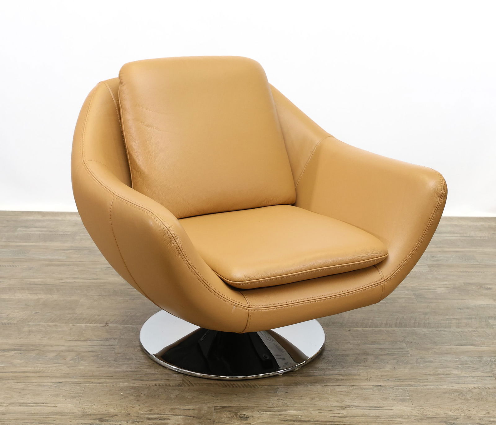 Kelvin Giormani for Arredamenti "Dante" Lounge Chair: Postmodern Italian beige leather barrel back swivel lounge chair on a chrome iron tulip base, designed by Kelvin Ng. 30.5"h x 36.5"w x 34"d, seat height 17"