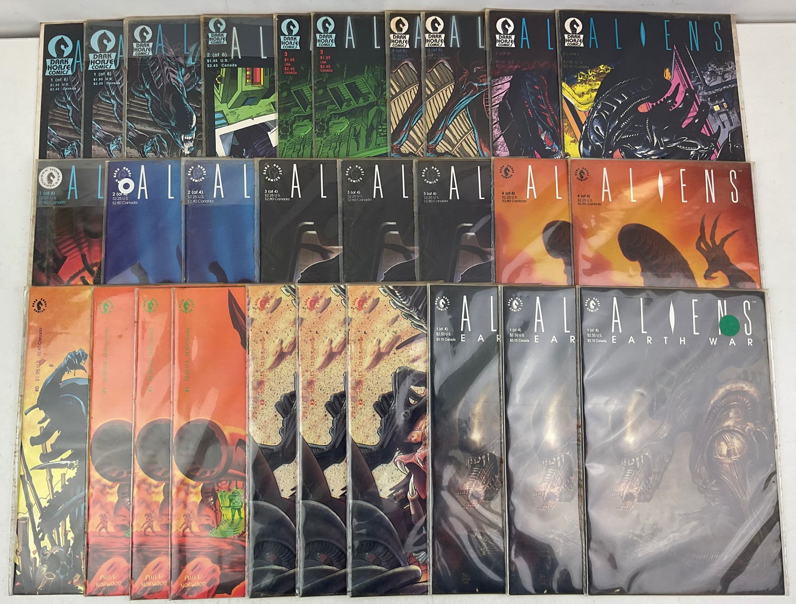 Aliens Comics: (28) assorted Dark Horse Comics, Aliens comic books. Condition varies.