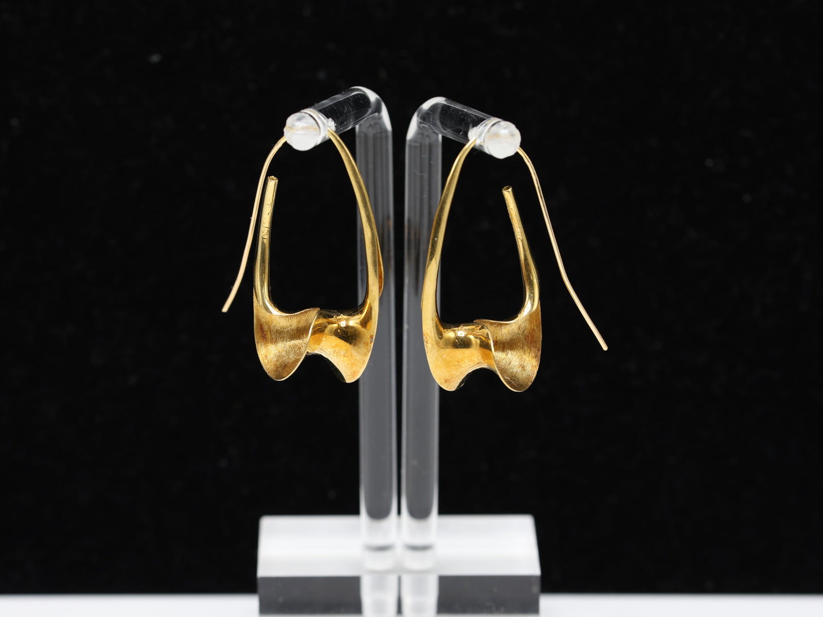 18k YG Earrings: 18k yellow gold sculptural drop earrings, freeform design. 1.5" and 3.2dwt.