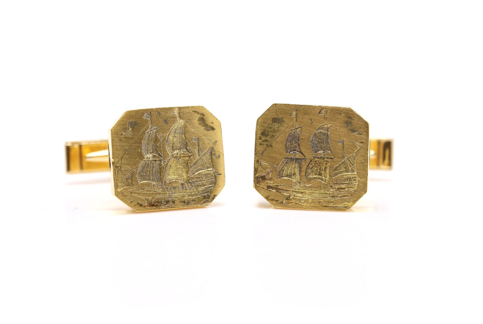 Merrin 18k YG Cufflinks: Merrin 18k yellow gold cufflinks with engraved sailing ship motif, mounted in 14k gold. .5"h and 13.8dwt.