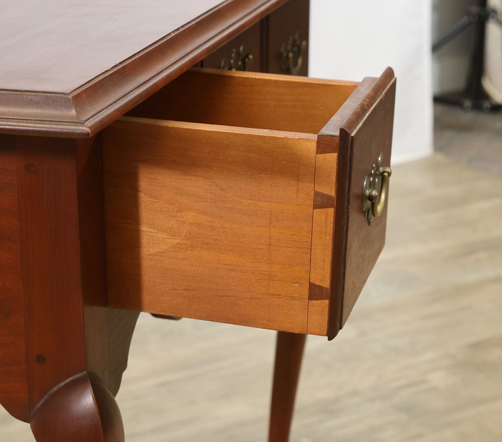 Eldred Wheeler Hand-Crafted Dressing Table - 8