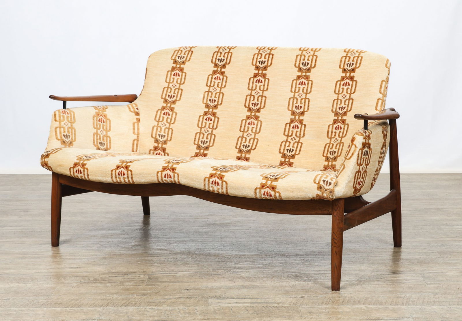 Finn Juhl for Niels Vodder Model 53 Sofa: Danish Modern two-seater sofa with a rosewood frame featuring cigar stiles and front legs, shaped stretchers, sculpted arms, and an upholstered floating seat. Marked to the interior of the rear