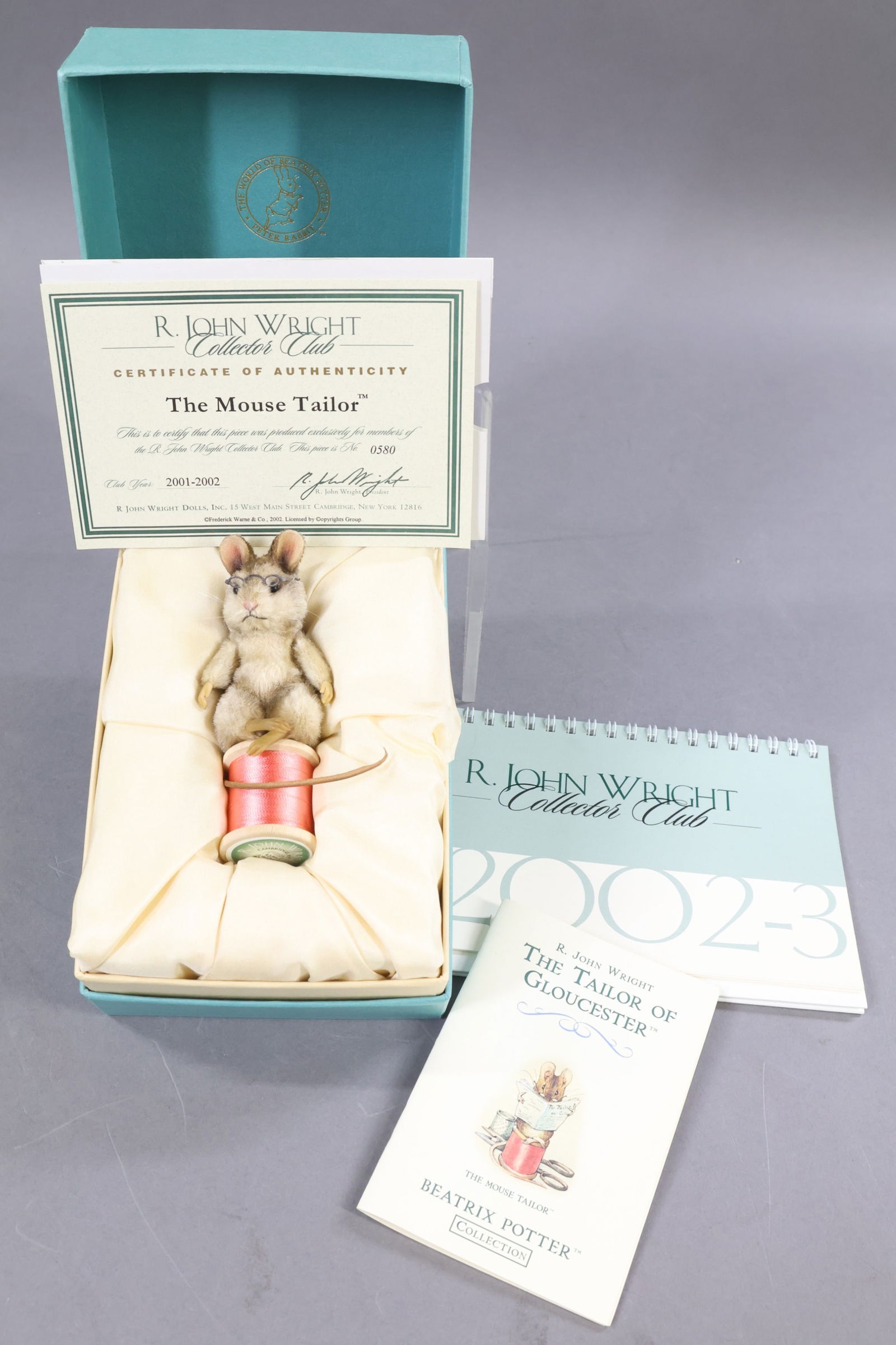 R. JOHN WRIGHT.: MIB Collector's Club 4" 2001-2002 "The Mouse Tailor" (The Tailor of Gloucester), 0580/. COA. 2002-2003 Collector Club Calendar. Condition: (2) black spots on lid of box. This lot is being sold AS IS.