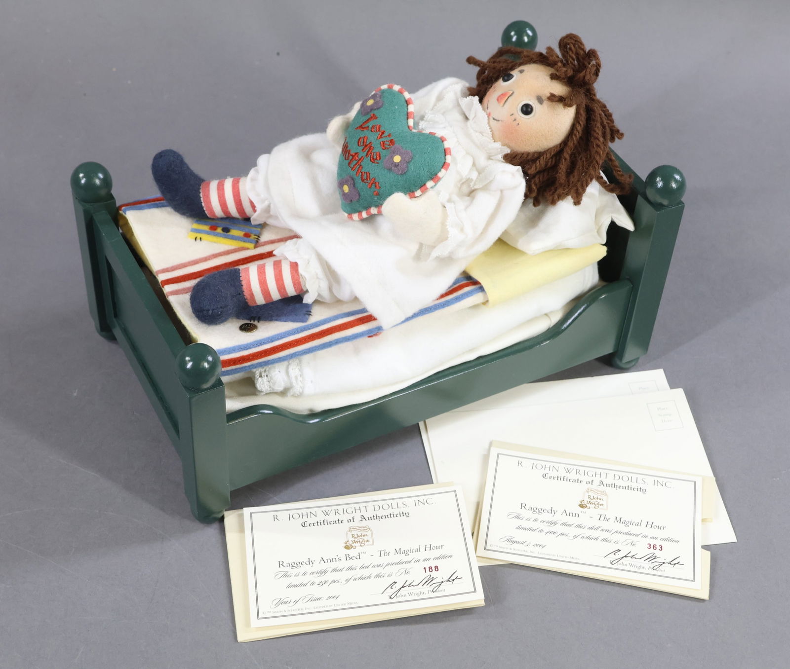 R. JOHN WRIGHT.: LOT. 8" MIB 2004 Doll "Raggedy Ann - The Magical Hour", 363/400. COA. 10" MIB 2004 "Raggedy Ann's Bed - The Magical Hour", 188/250. COA. This lot is being sold AS IS.