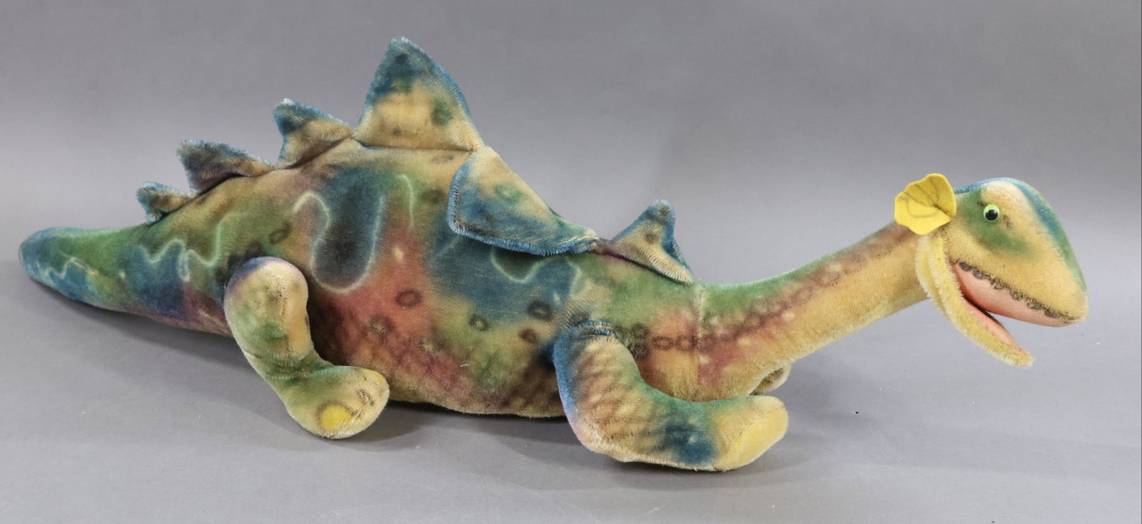 VINTAGE STEIFF.: 32" L. 1959 Dinos "Stegosaurus" Dinosaur. Mohair. Made for (1) year only, it is unmarked. (Possibly a STUDIO piece.) "Steiff Sortment 1947-1999" book states "no catalog information available, varying