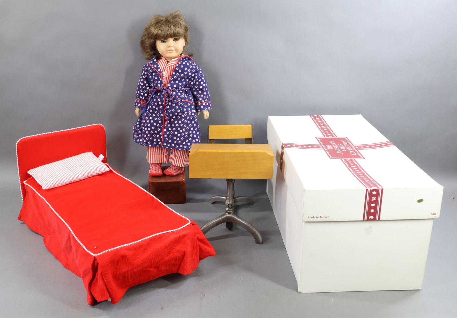 AMERICAN GIRL.: LOT of "Molly". Doll dressed in her pajamas and robe (Fuzzy-Wuzzies are not with doll.) Condition: hair has been cut. She also comes with her Bed, Bedspread, candy striped Pillow. School Desk. This