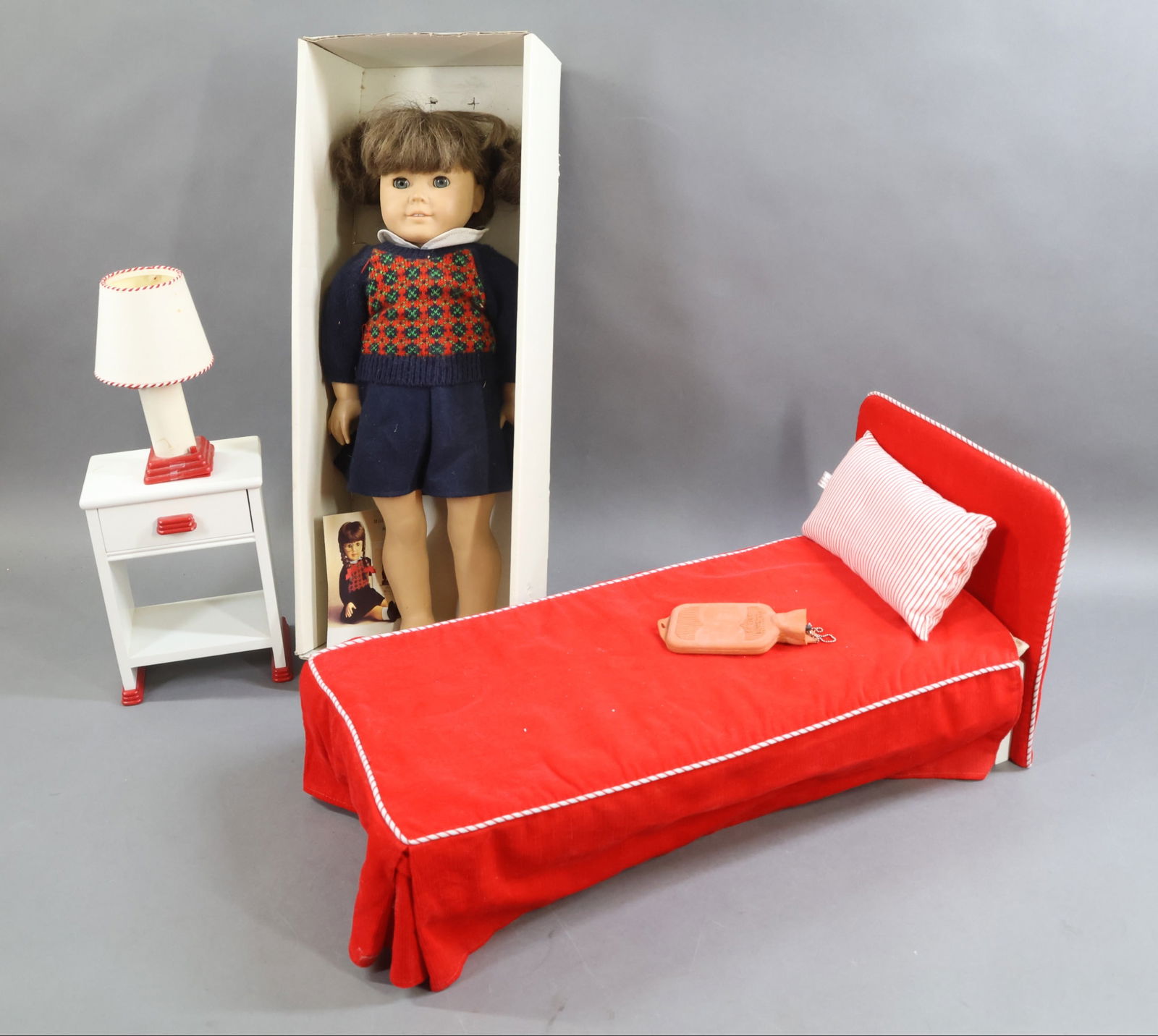 AMERICAN GIRL.: LOT of "Molly". Doll dressed in argyle sweater, skirt. (Shoes are missing). Condition: hair has been restyled. Original box has age loss. Comes with "Lights out, Molly" Bed, Bedspread, candy striped