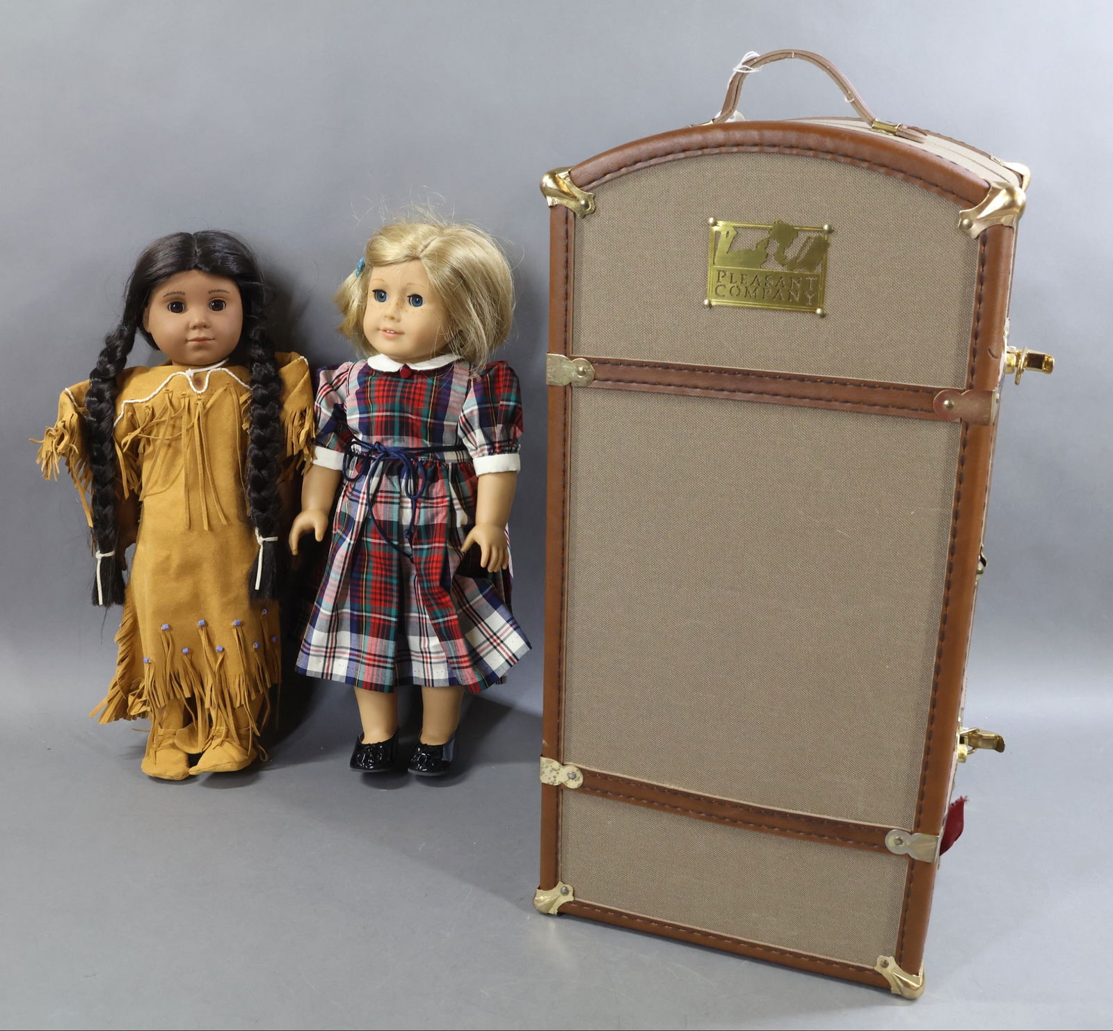 AMERICAN GIRL.: LOT. Samantha's trunk with (2) dolls and misc. clothing. "Kaya" and "Kit" dolls. Additional outfits include: (2) Original Kaya outfits. (2) Molly's argyle sweater/skirt sets. Sports clothing.