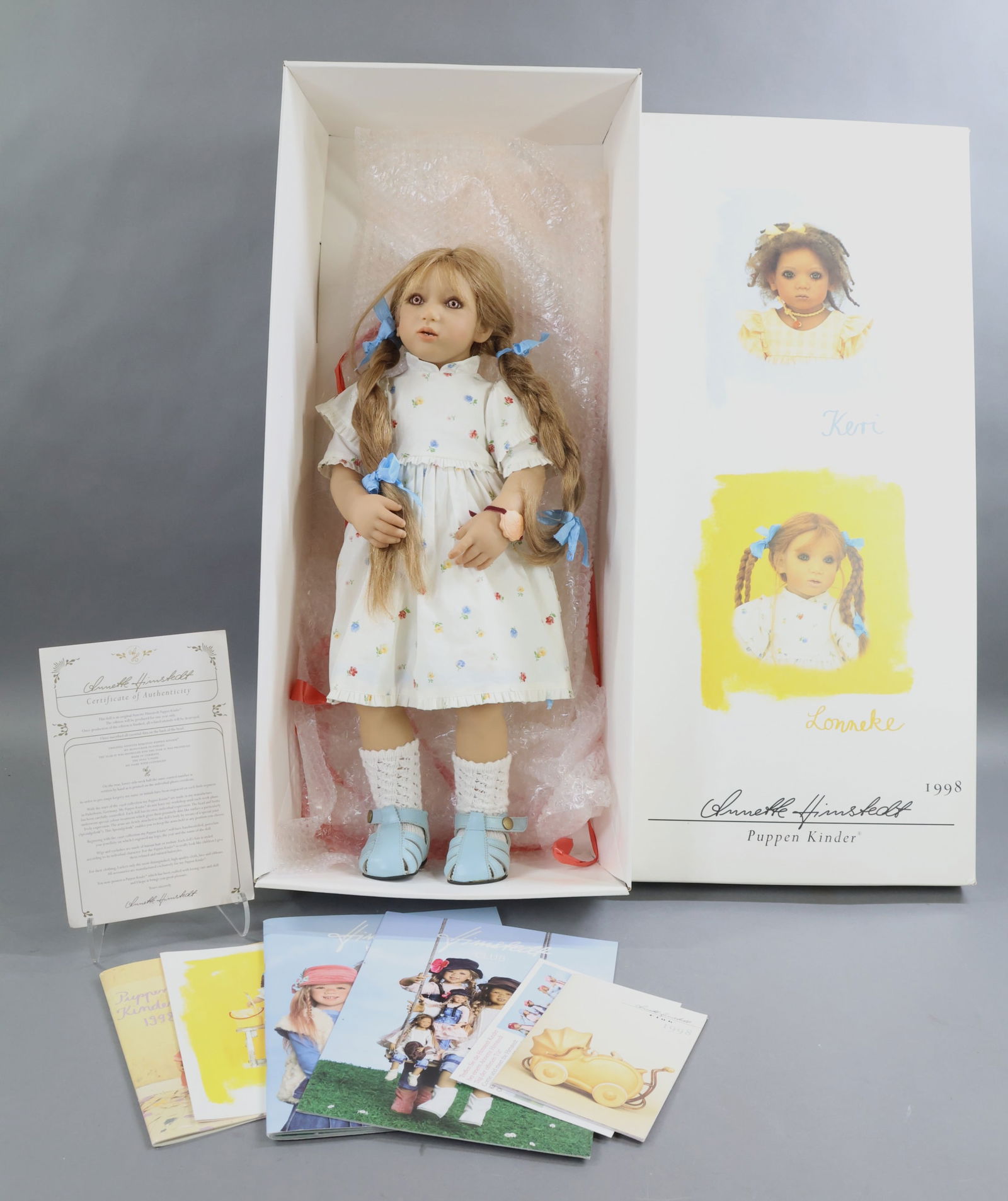 CONTEMPORARY ARTIST DOLLS.: 23" 1998 "Lonneke" vinyl doll by artist ANNETTE HIMSTEDT in OB. This is a Himstedt Puppen Kinder. Human hair wig. COA. #4AH1051. An original shipping box included. Condition: has been barely played