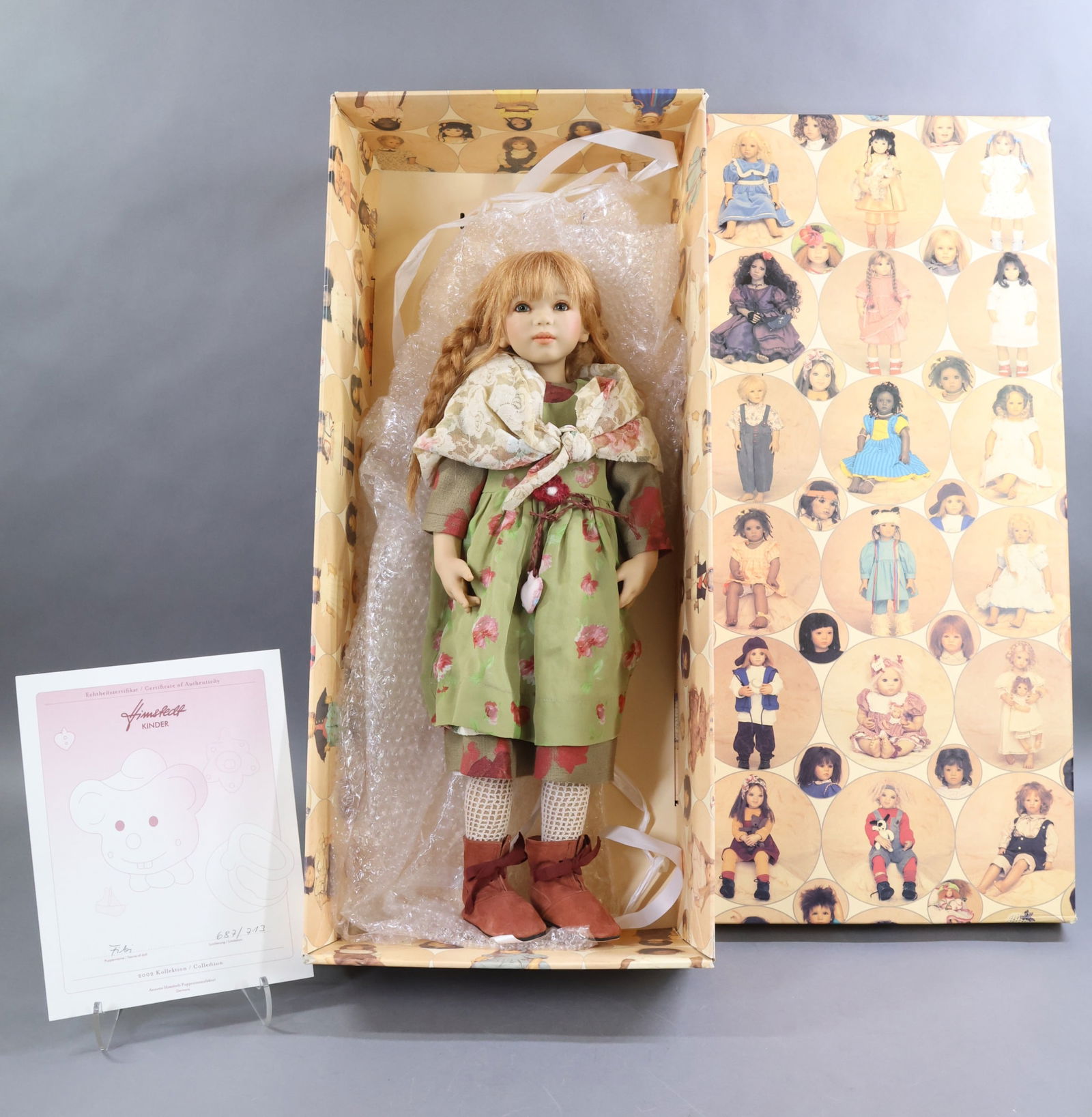 CONTEMPORARY ARTIST DOLLS.: 23" 2002 "Fibi" vinyl doll by artist ANNETTE HIMSTEDT in OB. This is a Himstedt Kinder doll. Human hair wig. COA. 687/713. An original shipping box included. Condition: has been barely played with.