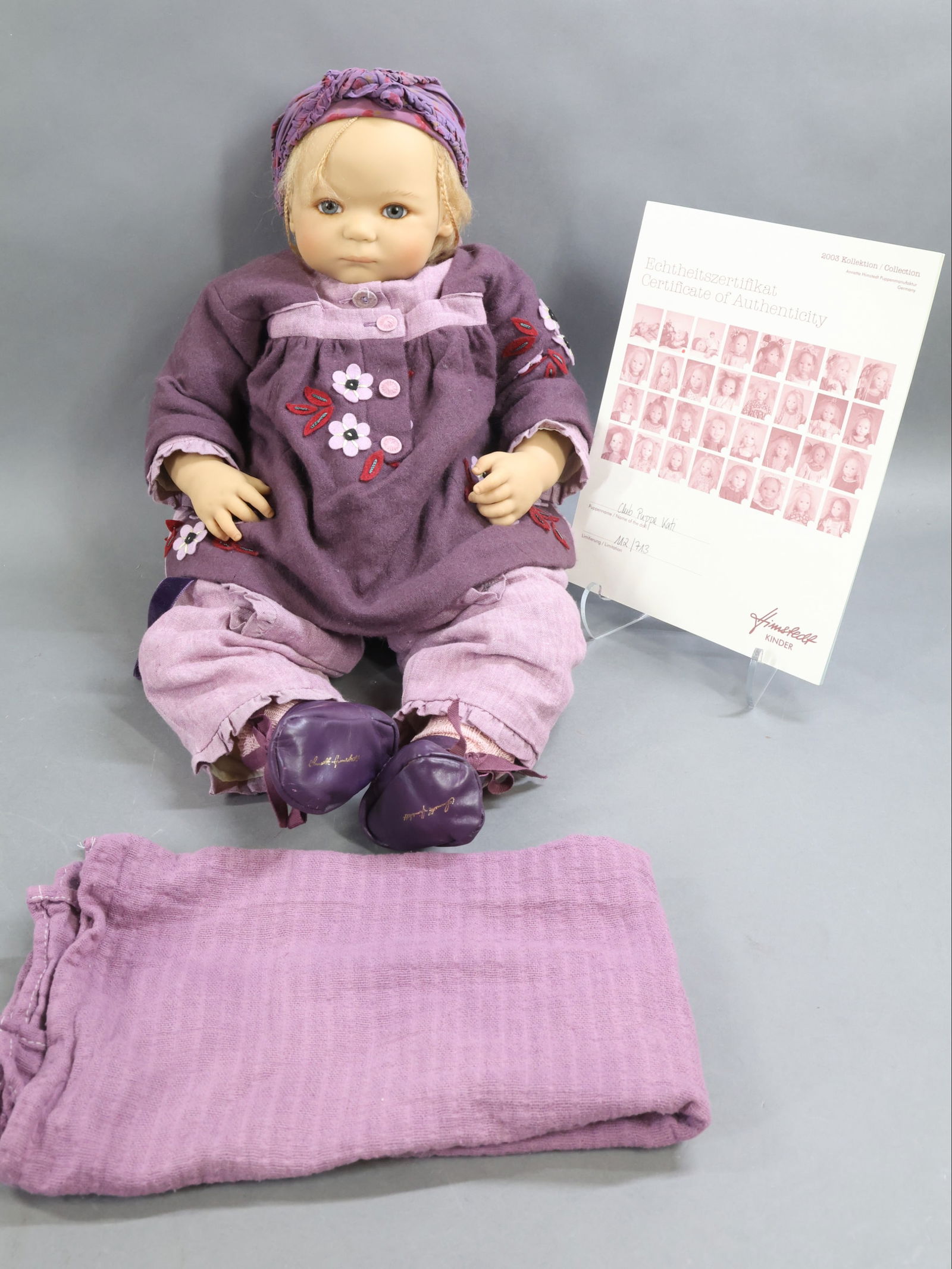 CONTEMPORARY ARTIST DOLLS.: MIB 24" 2003 Club Puppe "Kati"vinyl doll by artist ANNETTE HIMSTEDT. This is a Himstedt Kinder doll. Human hair wig. COA. 112/713. An original shipping box is included. This lot is being sold AS IS.