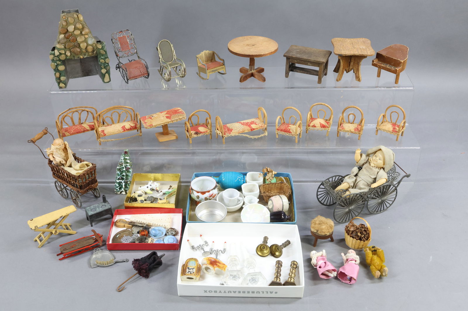 MINIATURES. (1 of 15)