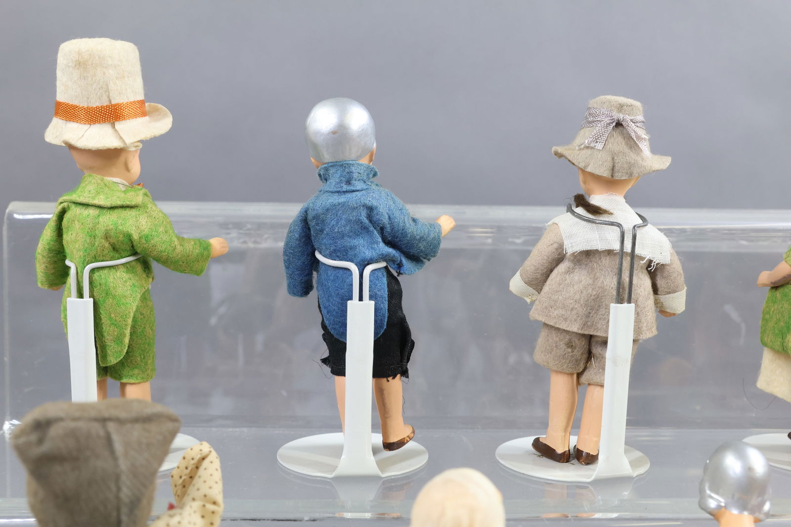 MINIATURES - DOLLS. - 9