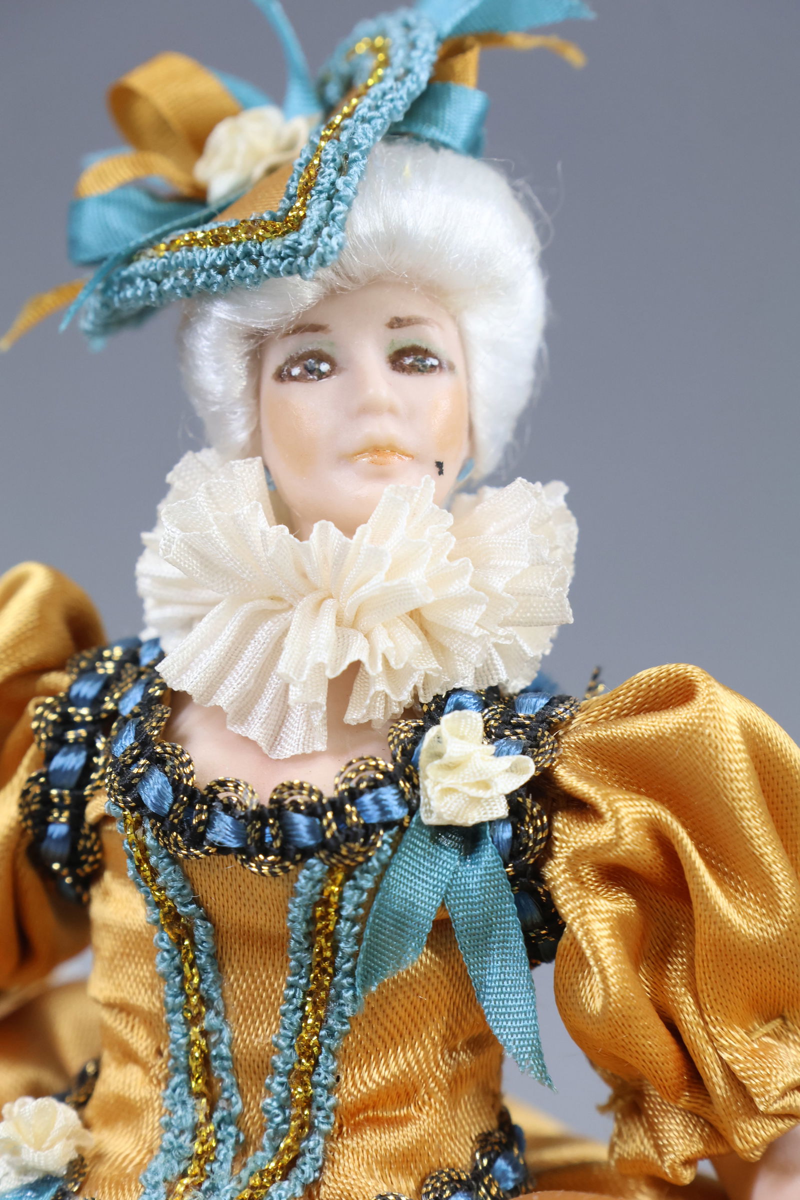 MINIATURES - DOLLS. - 12