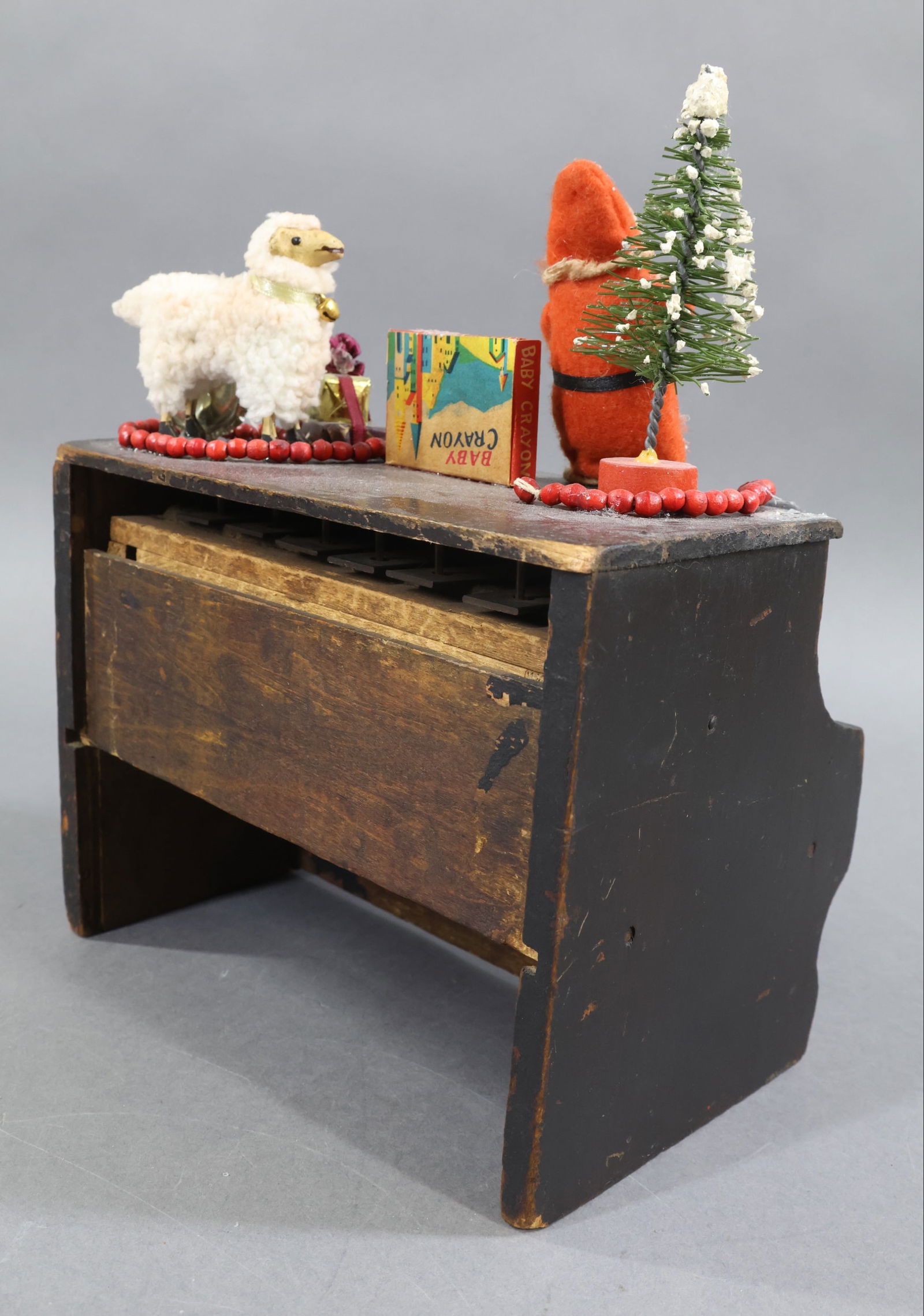 HOLIDAY/NOVELTIES. - 12