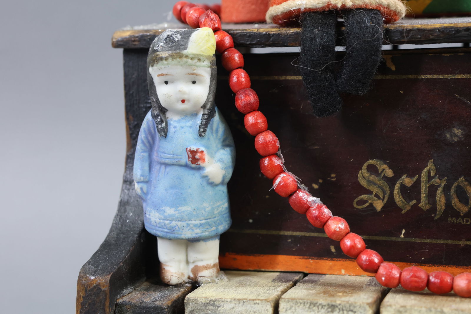 HOLIDAY/NOVELTIES. - 9