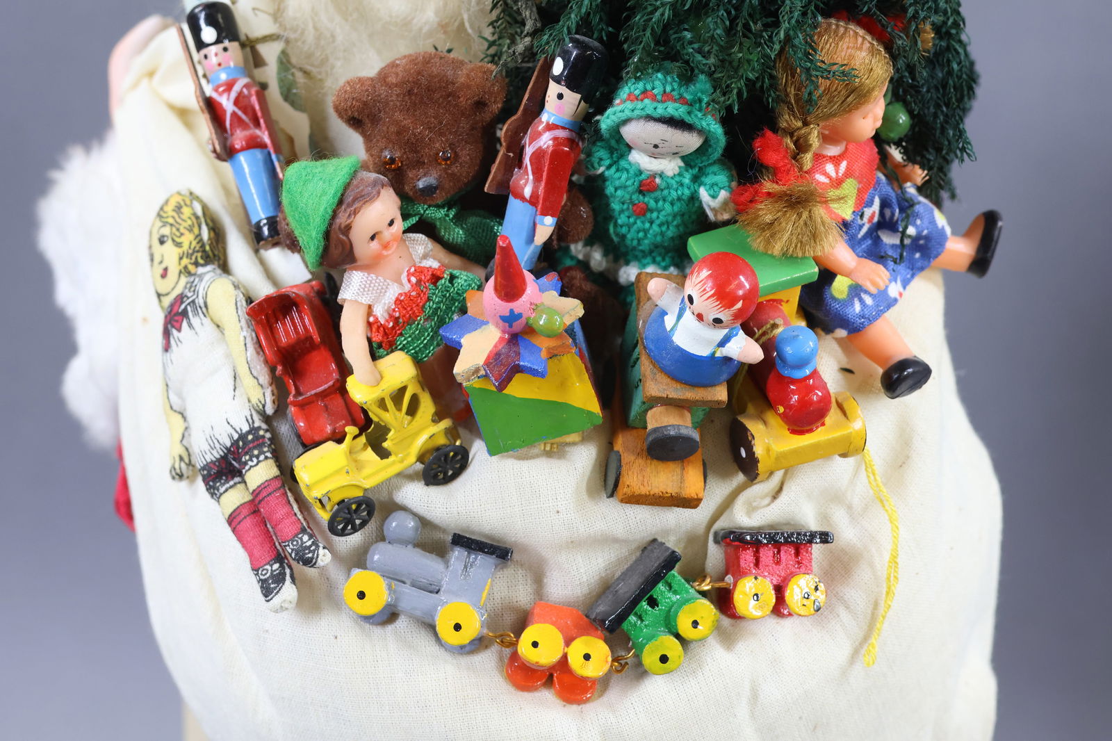 HOLIDAY/NOVELTIES. - 8