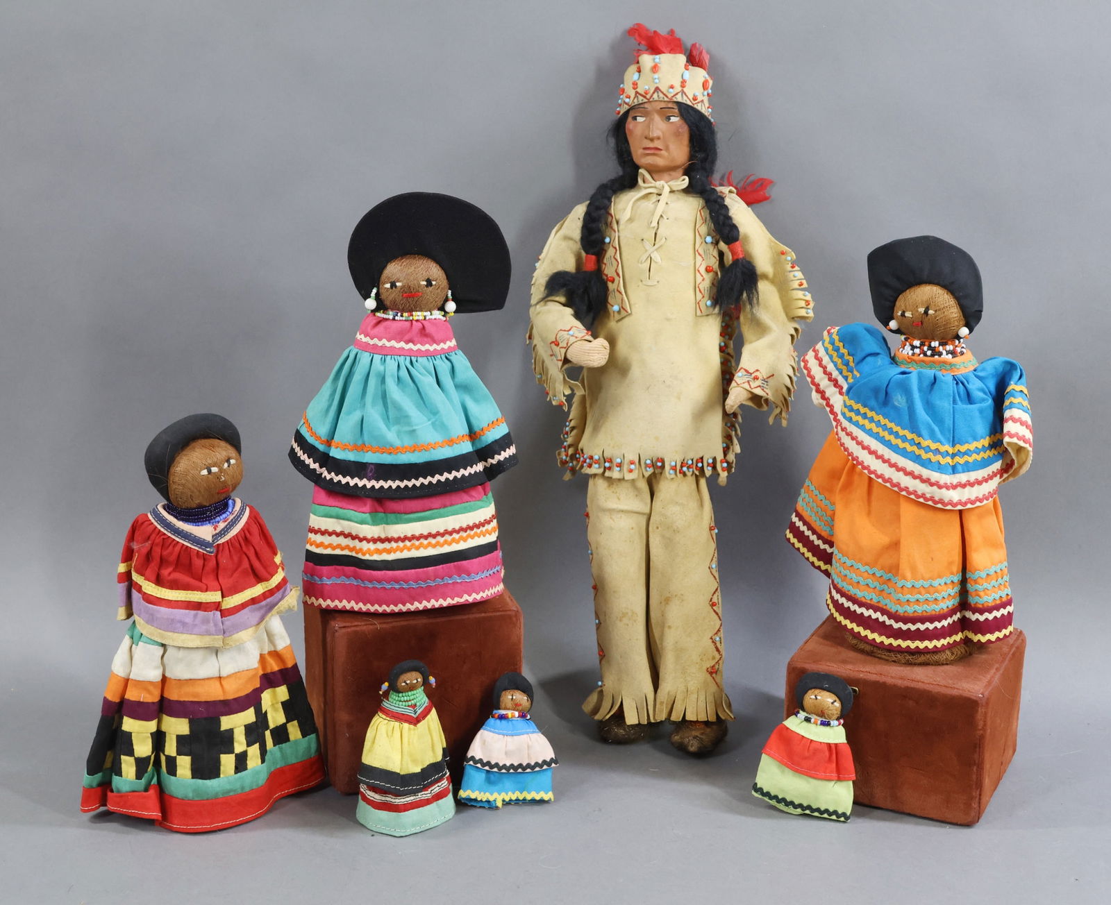 NATIVE AMERICAN DOLLS. (1 of 8)