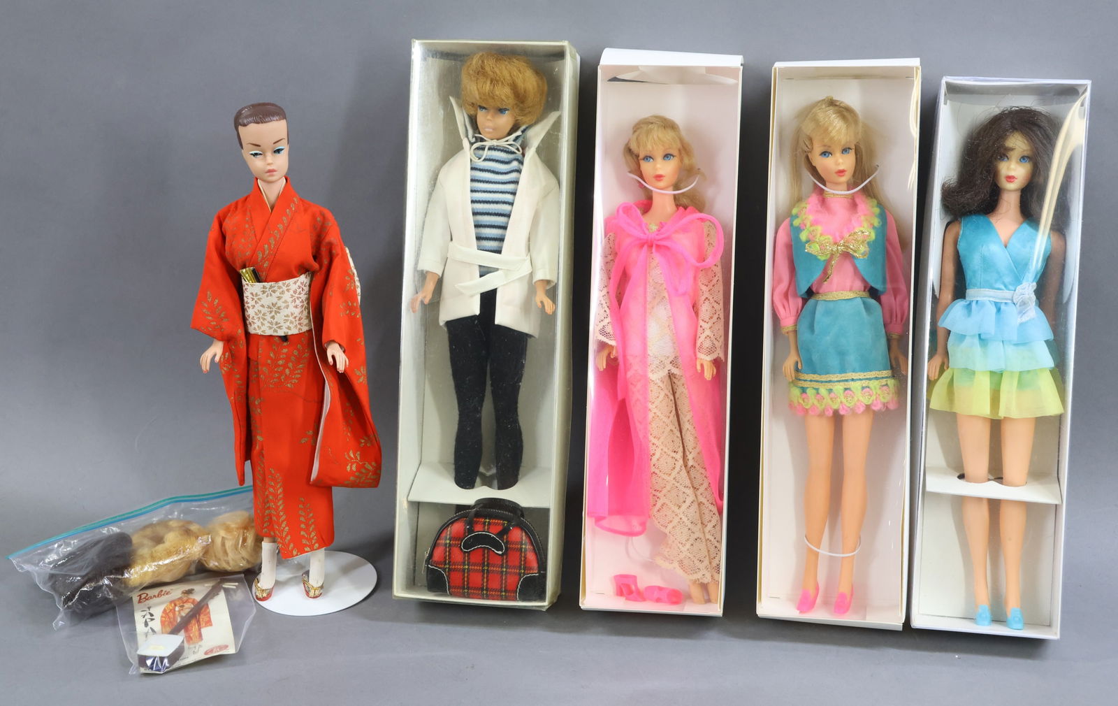VINTAGE BARBIE/FAMILY. (1 of 11)