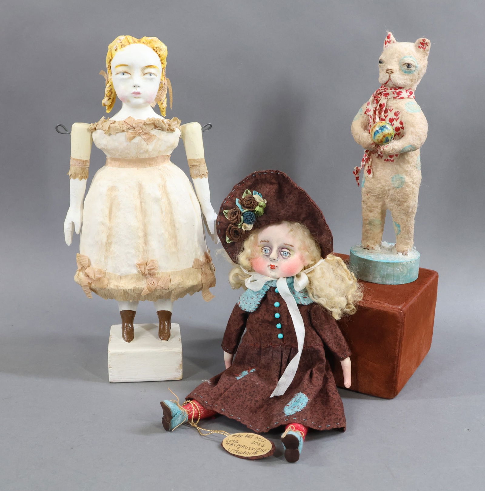 ARTIST DOLLS/ITEMS.: LOT. 9 1/2" Tagged 2024 OOAK Art Doll "Lina" by artist Maciy Ausriene Litliuania(?) 8" 2021 Nostalgic Folk Art Cat "Lets Play" by artist Carol Roll. 10 1/2" 2017 Nostalgic Folk Art Figure "Lil One"