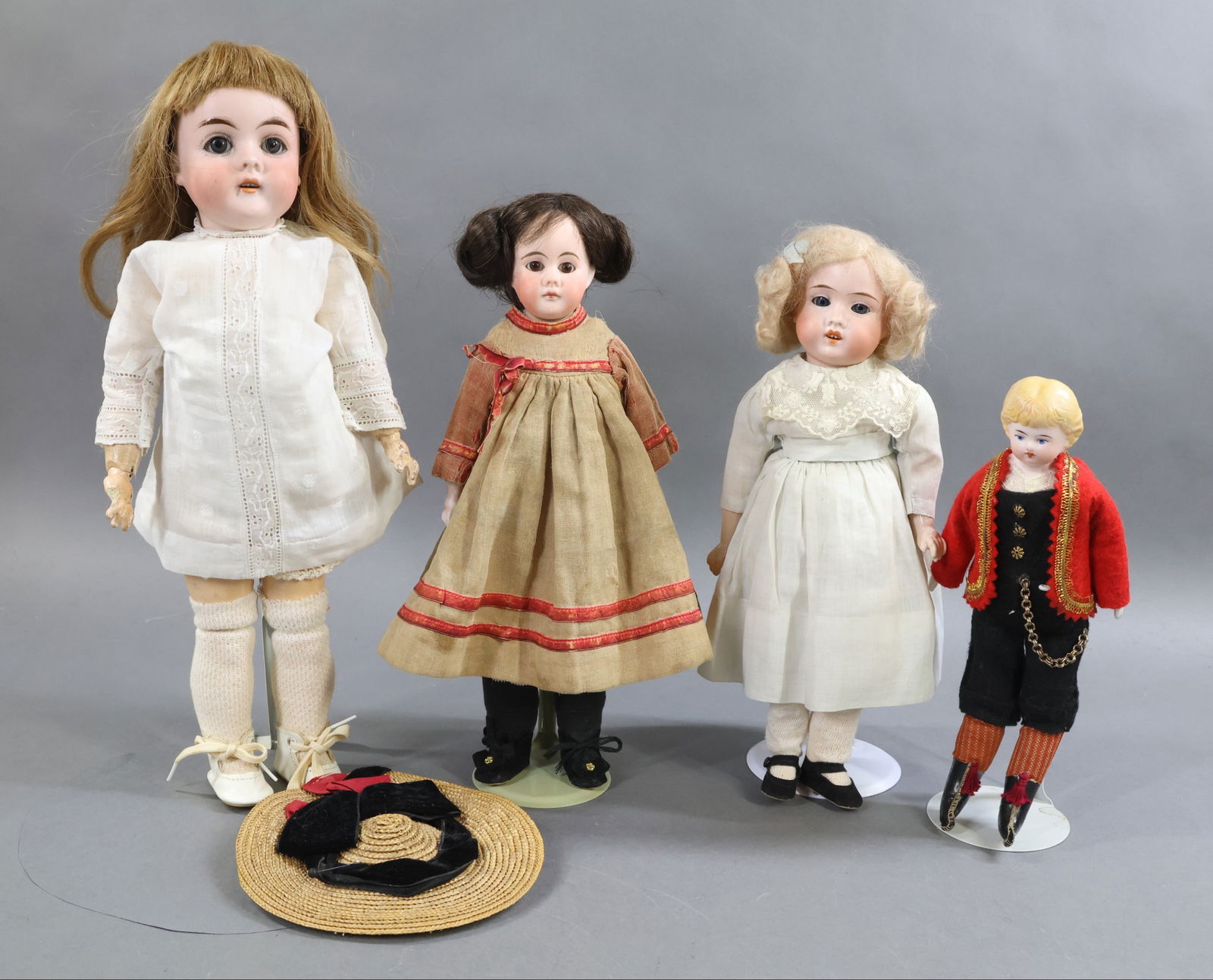 GERMAN BISQUE DOLLS. (1 of 16)