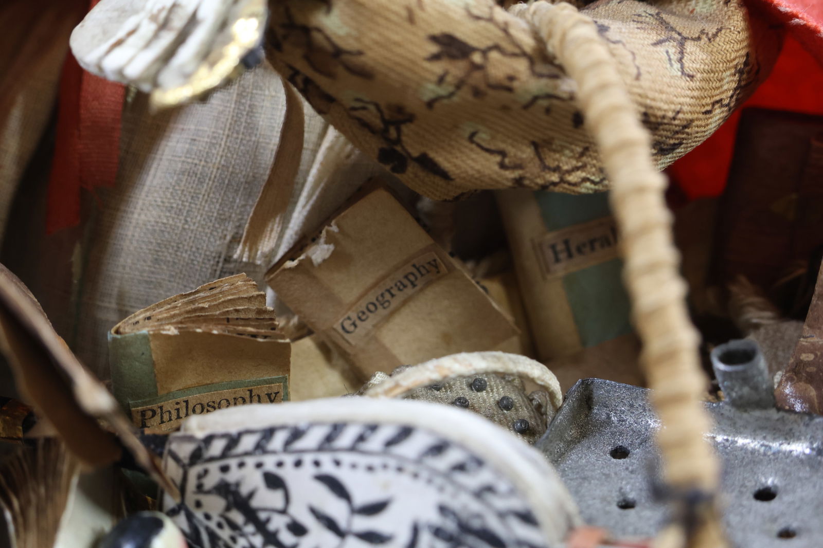 ANTIQUE PEDDLER. - 12