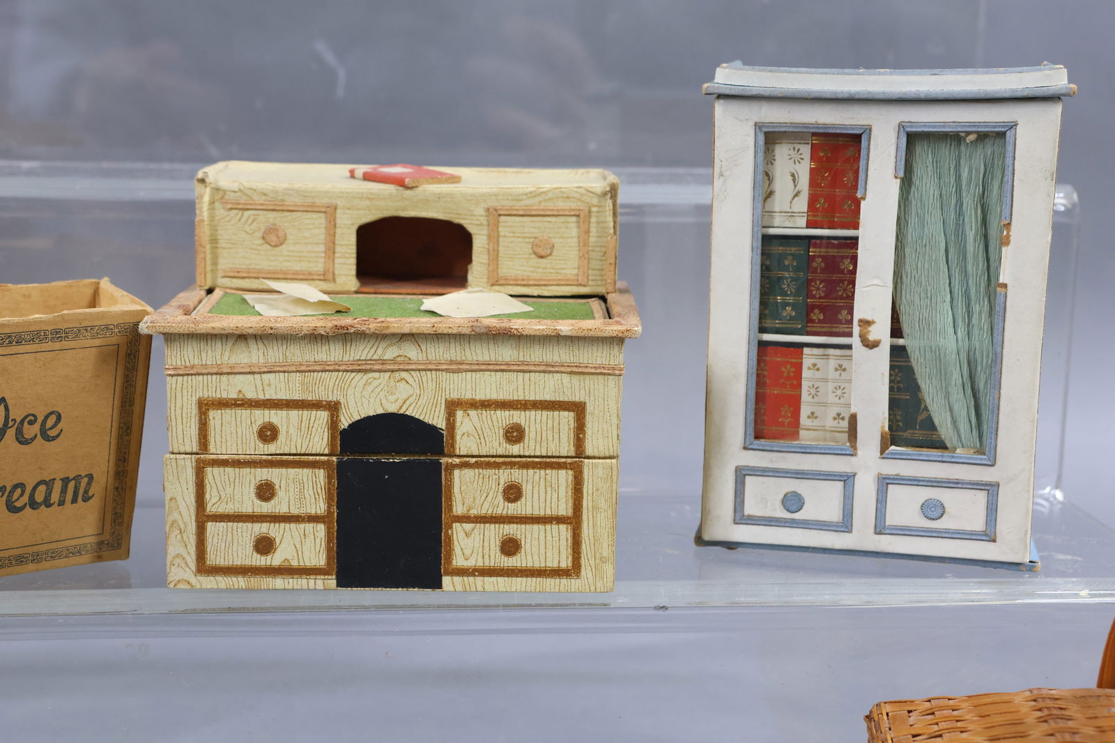 MINIATURES/DOLLS. - 9