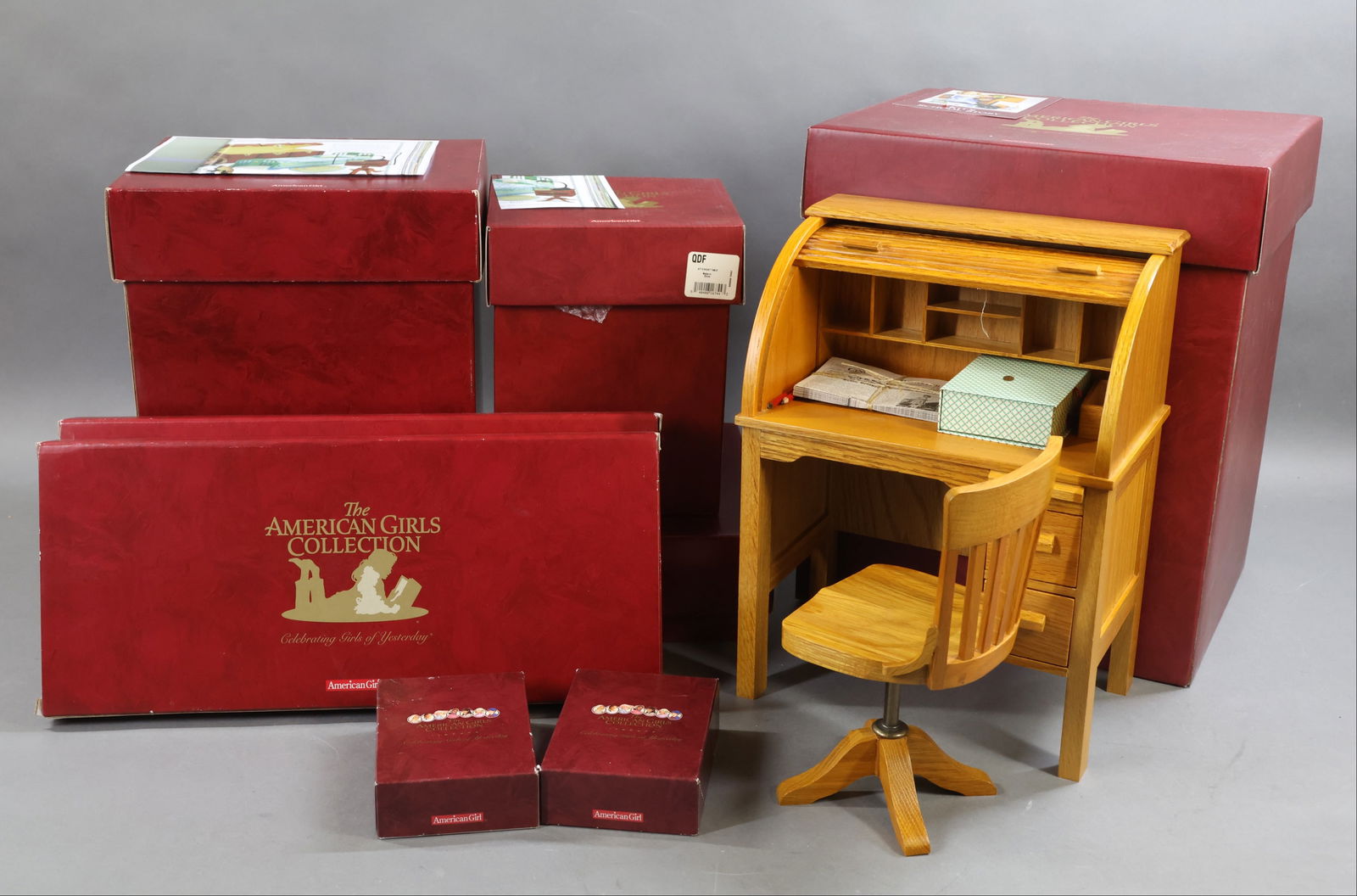 AMERICAN GIRLS.: LOT of KIT. Roll Top School Desk. (2) Slingback Beach Chairs. Night Table. Green Day Bed w/pillow, mattress. Gooseneck Lamp. This lot is being sold AS IS.