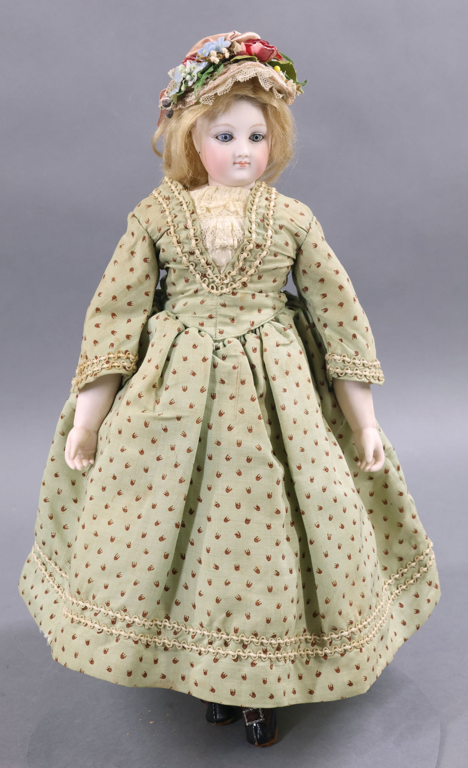 ANTIQUE FRENCH BISQUE HEAD DOLL. (1 of 12)
