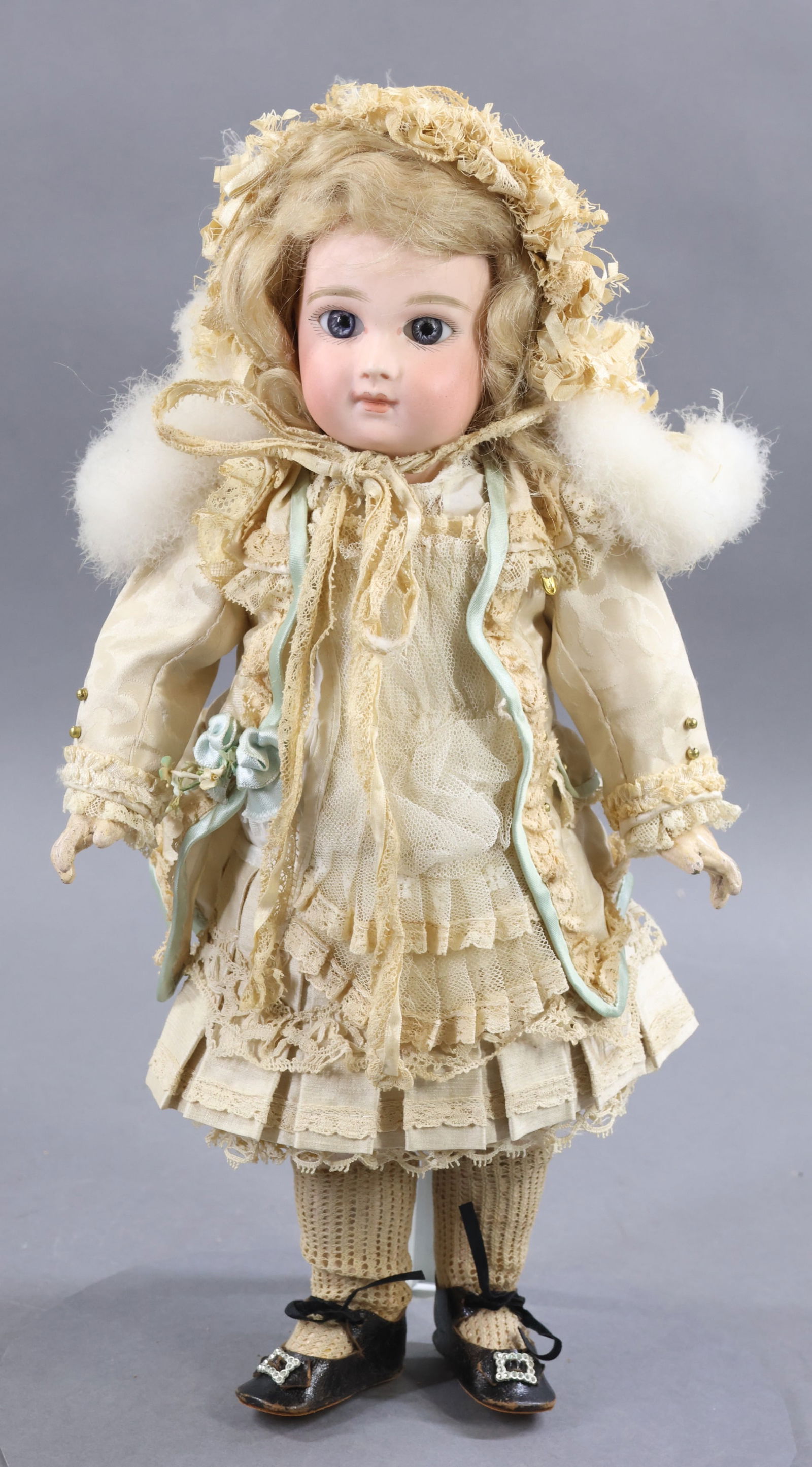 ANTIQUE FRENCH BISQUE HEAD DOLL. (1 of 17)