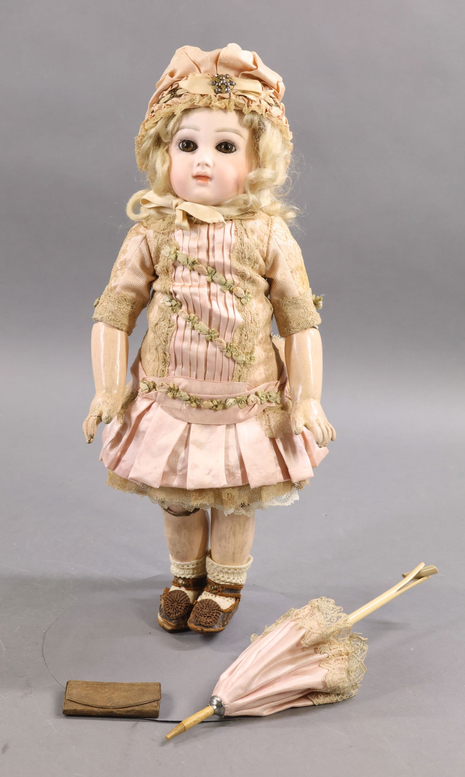 ANTIQUE FRENCH BISQUE HEAD DOLL. (1 of 20)