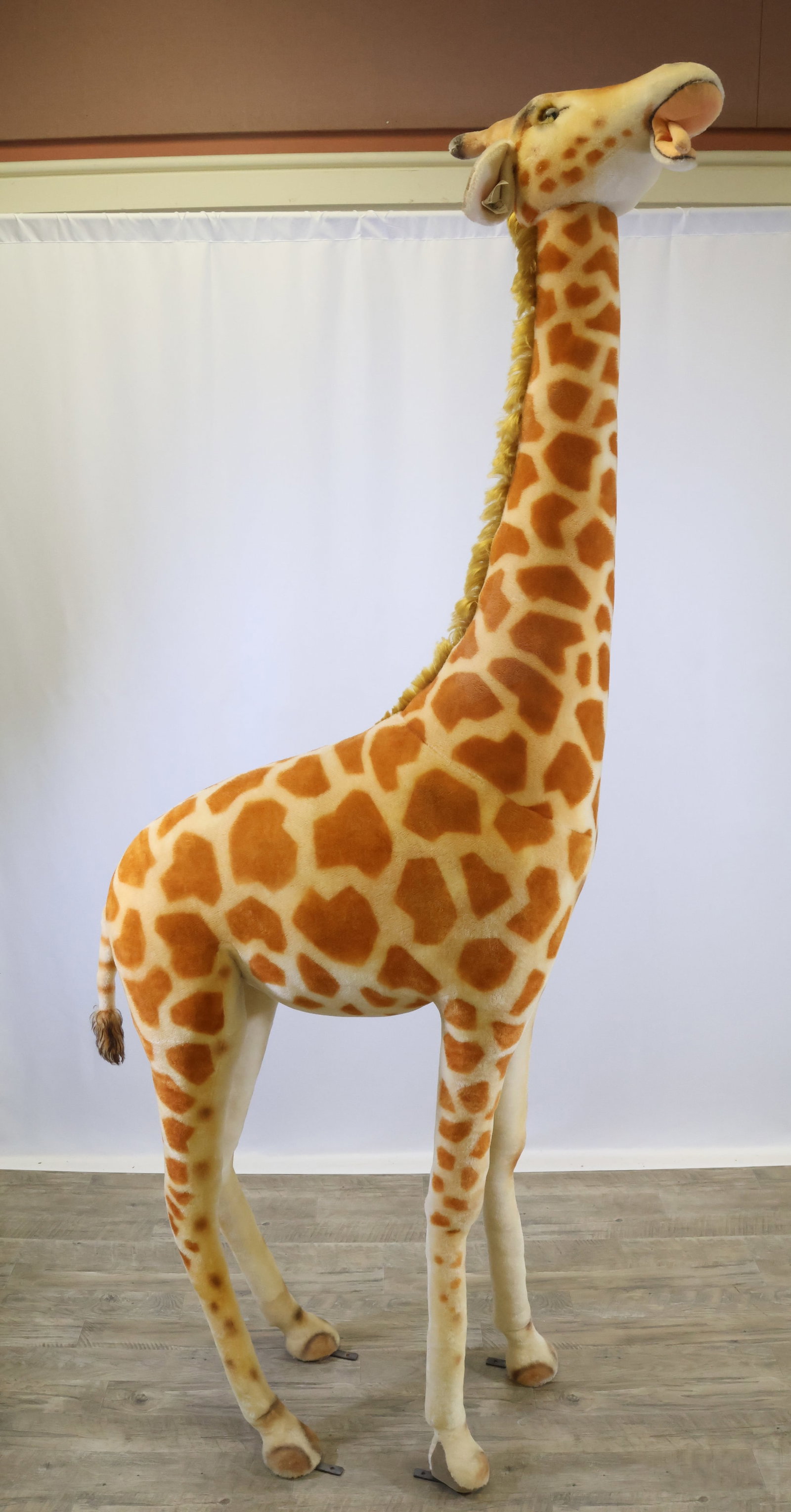 Steiff Studio Giraffe (1 of 12)