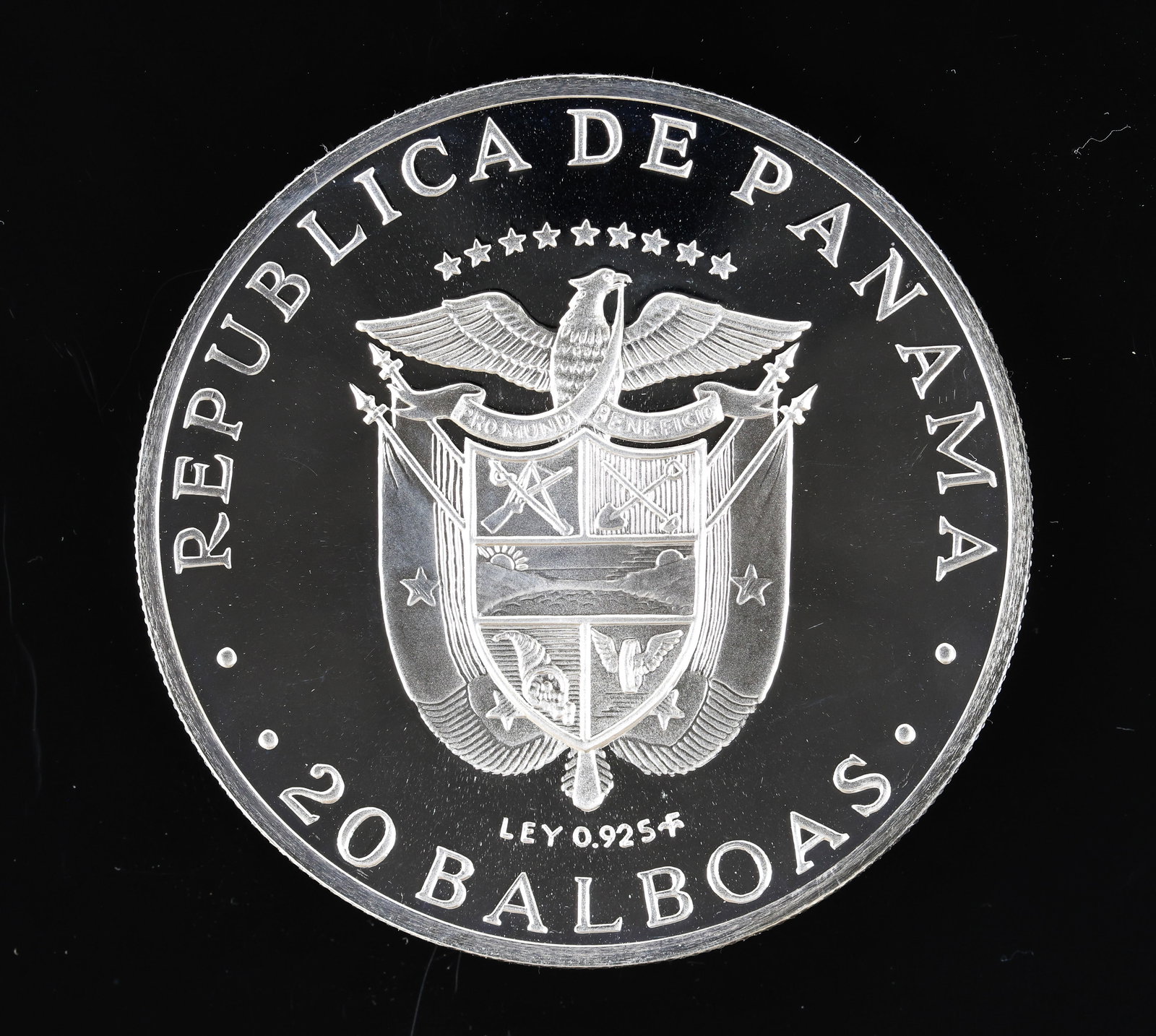 Franklin Mint Sterling Silver Panama 20 Balboas Coin: Sterling silver commemorative 20 balboas coin, depicting Simon Bolivar, 1971. 61mm, and 4.23 ozt